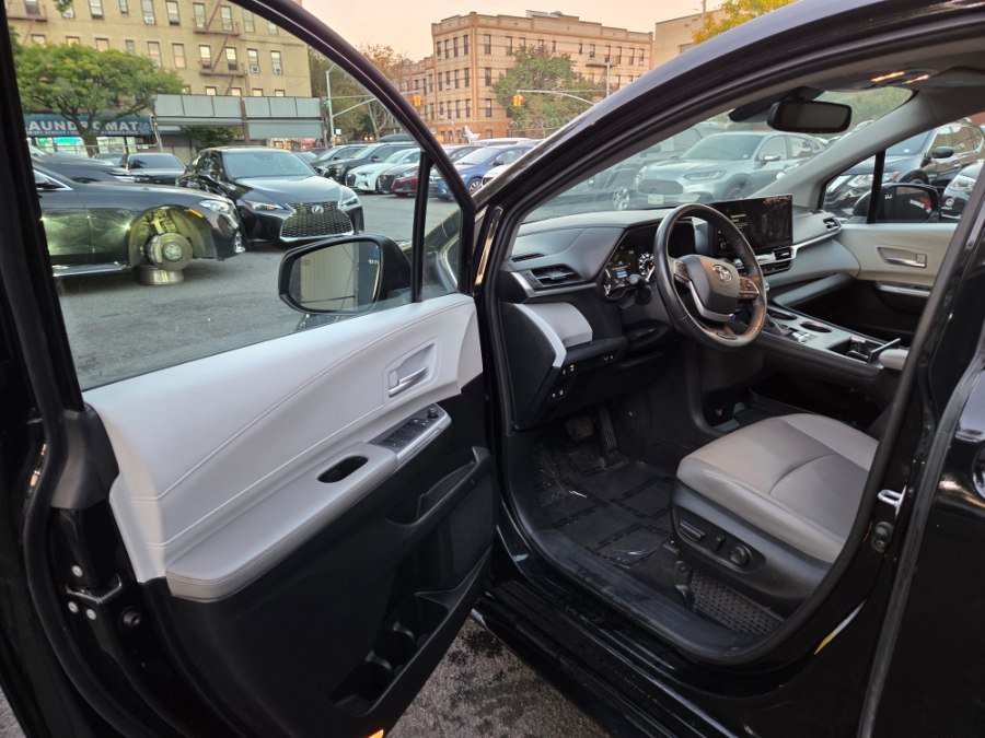 Used 2025 Toyota Sienna XLE FWD image 9