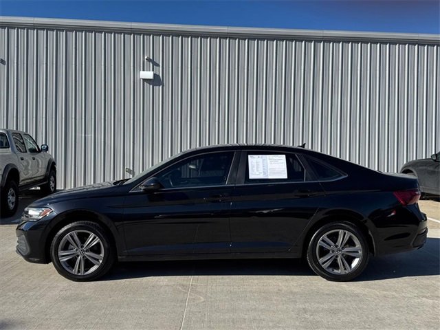 Certified 2023 Volkswagen Jetta SE w/ Panoramic Sunroof Package image 3
