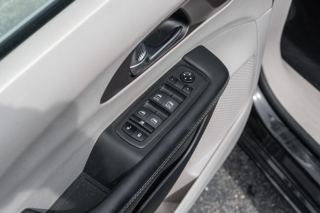 Used 2023 Chrysler Voyager LX FWD image 19