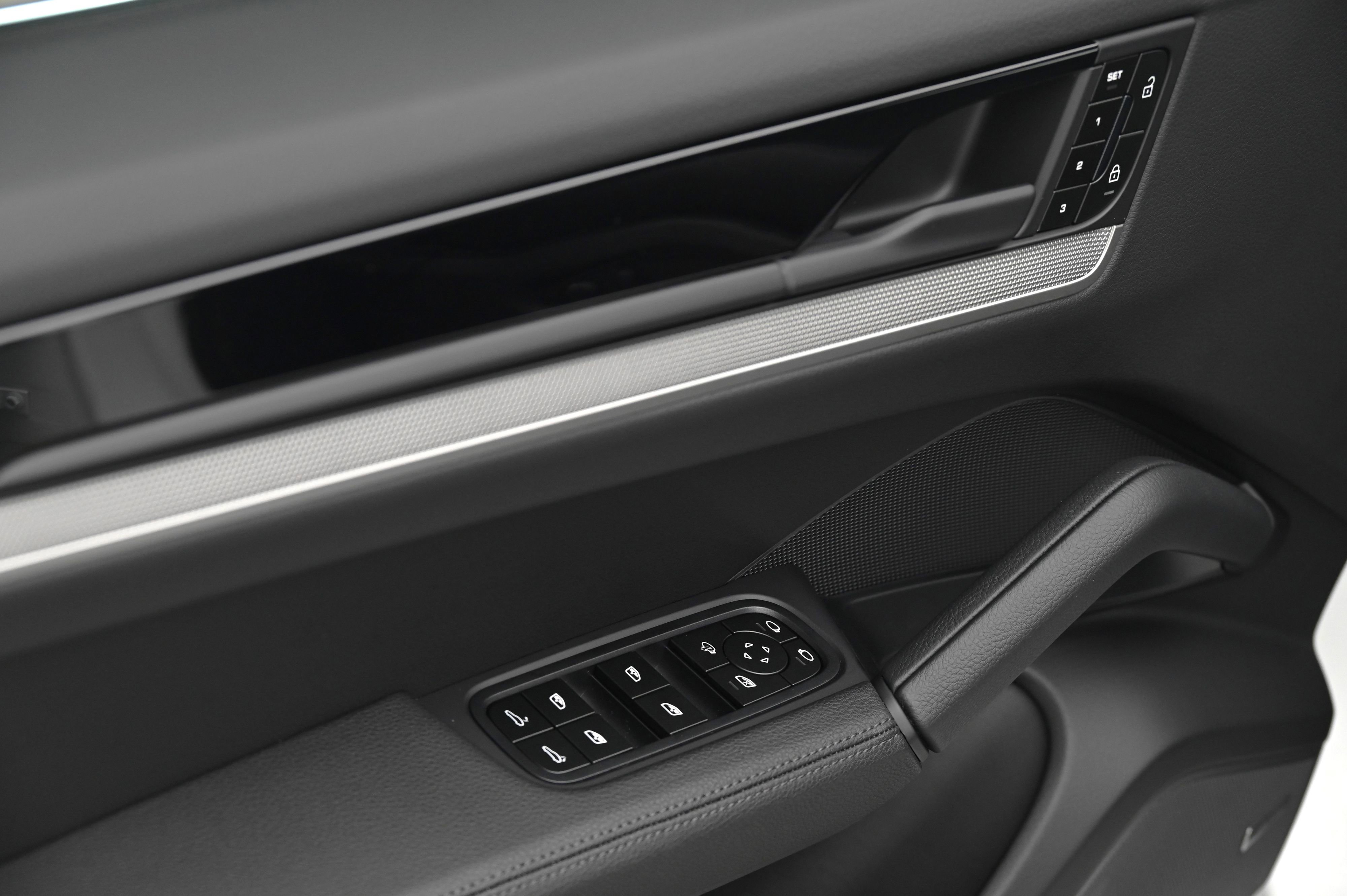 Certified 2025 Porsche Cayenne image 35