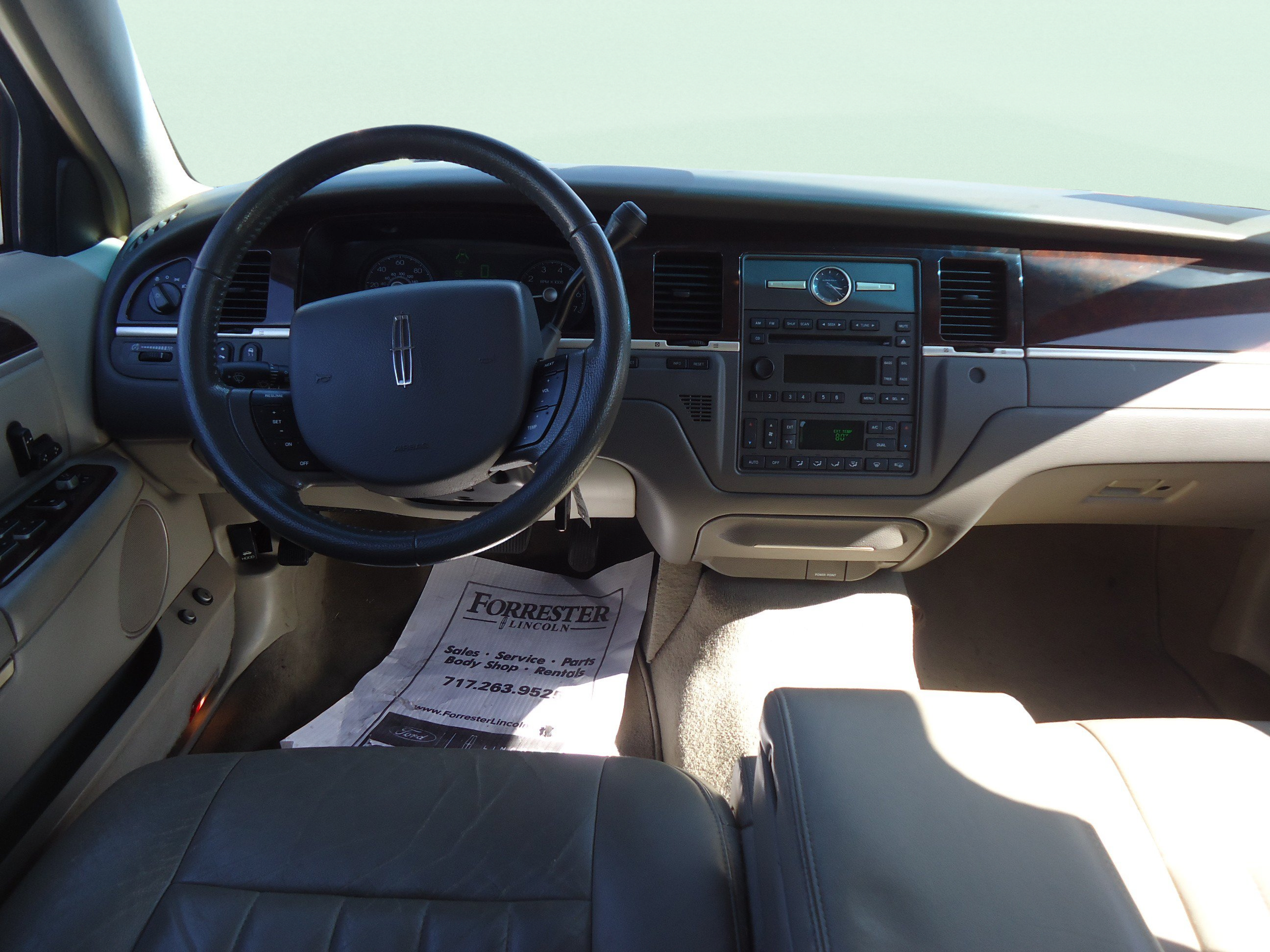 Used 2006 Lincoln Town Car Signature RWD image 11