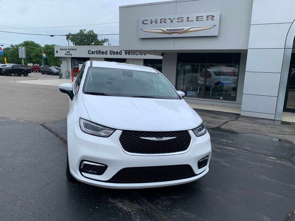 Used 2023 Chrysler Pacifica Touring-L FWD image 2
