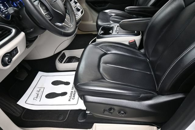 Used 2023 Chrysler Pacifica Touring-L FWD image 15