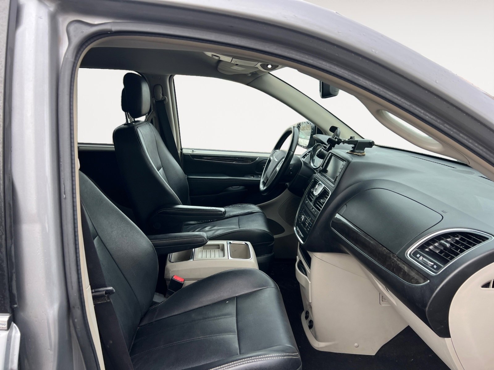 Used 2015 Chrysler Town & Country Touring image 15