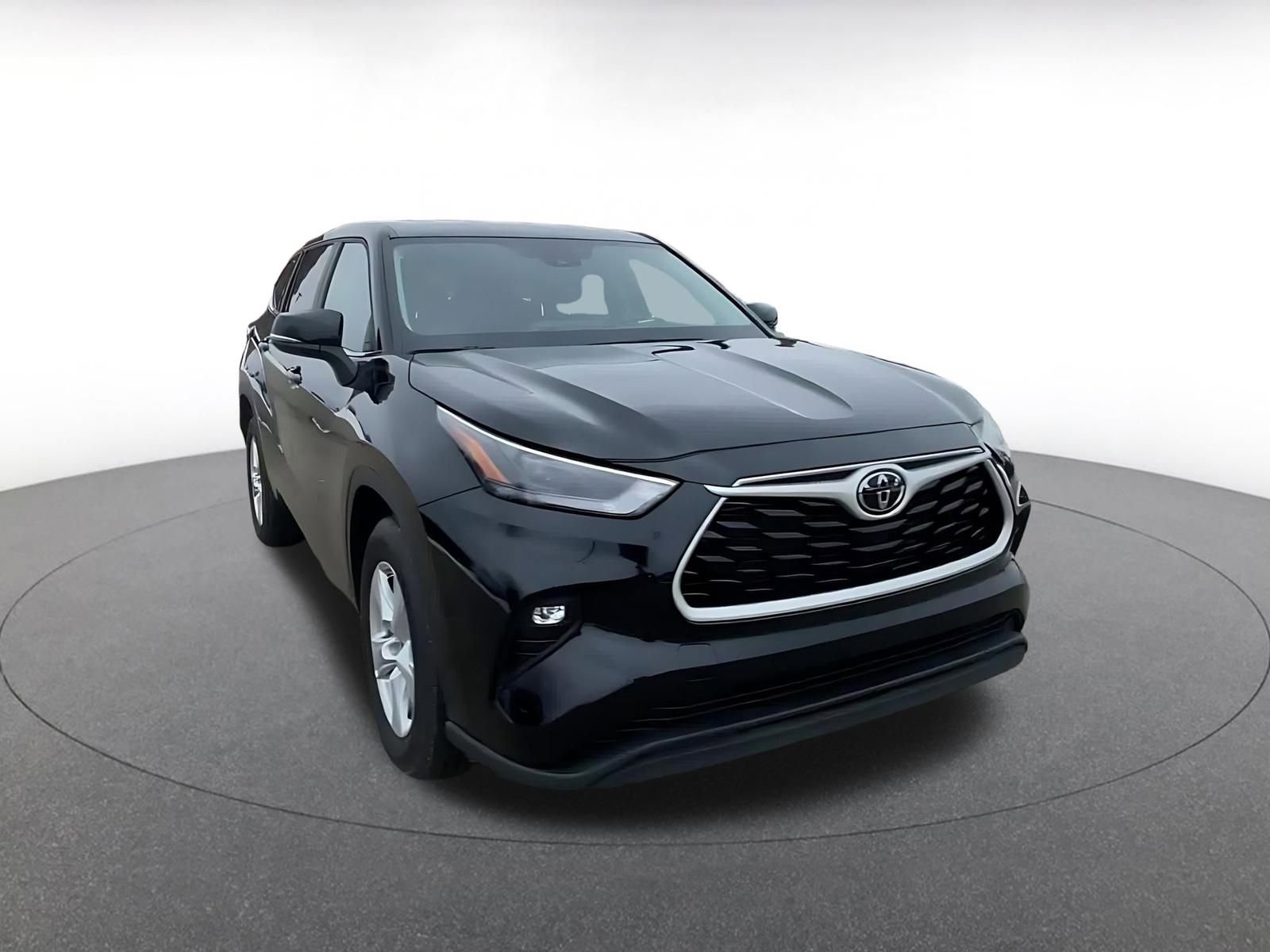 Used 2025 Toyota Highlander LE image 3