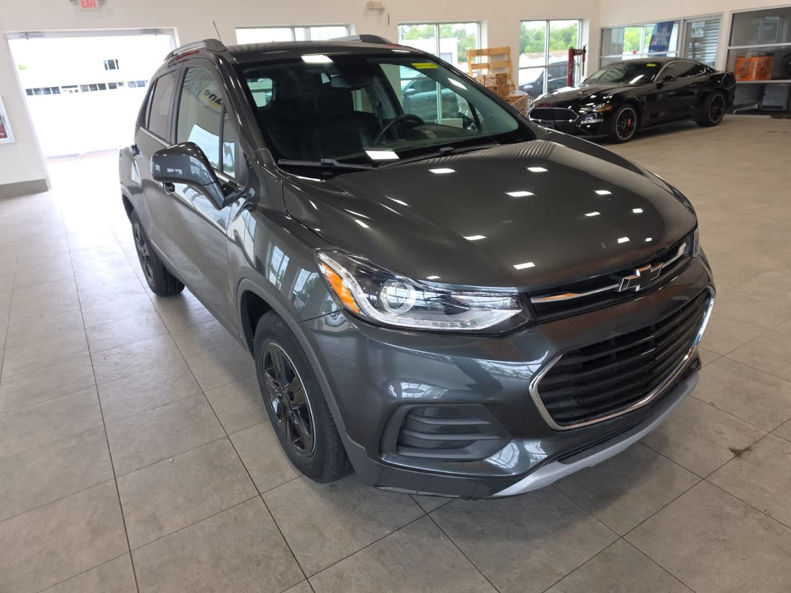 Used 2020 Chevrolet Trax LT w/ LT Convenience Package FWD image 3