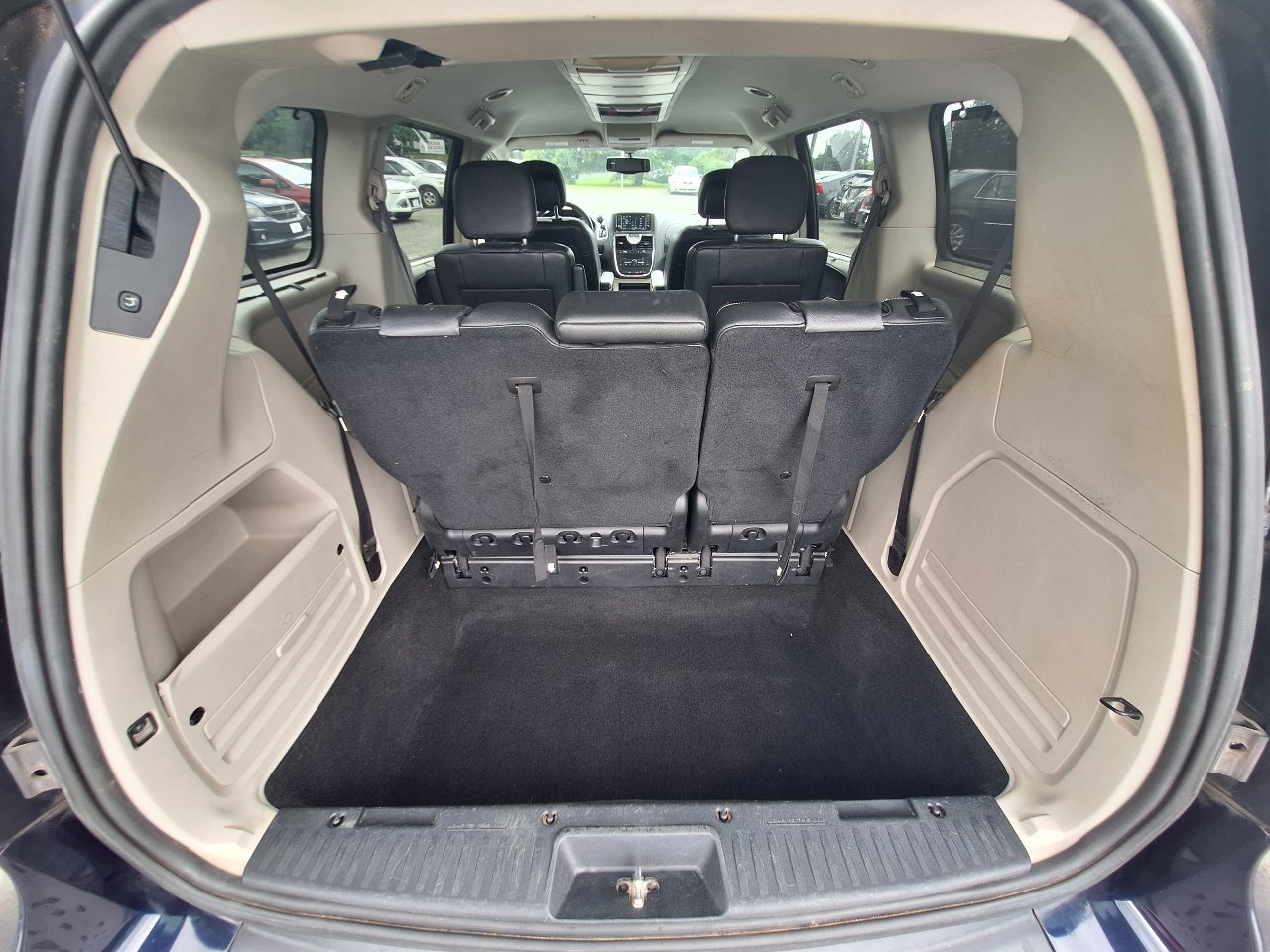 Used 2015 Chrysler Town & Country Touring-L w/ Driver Convenience Group image 39