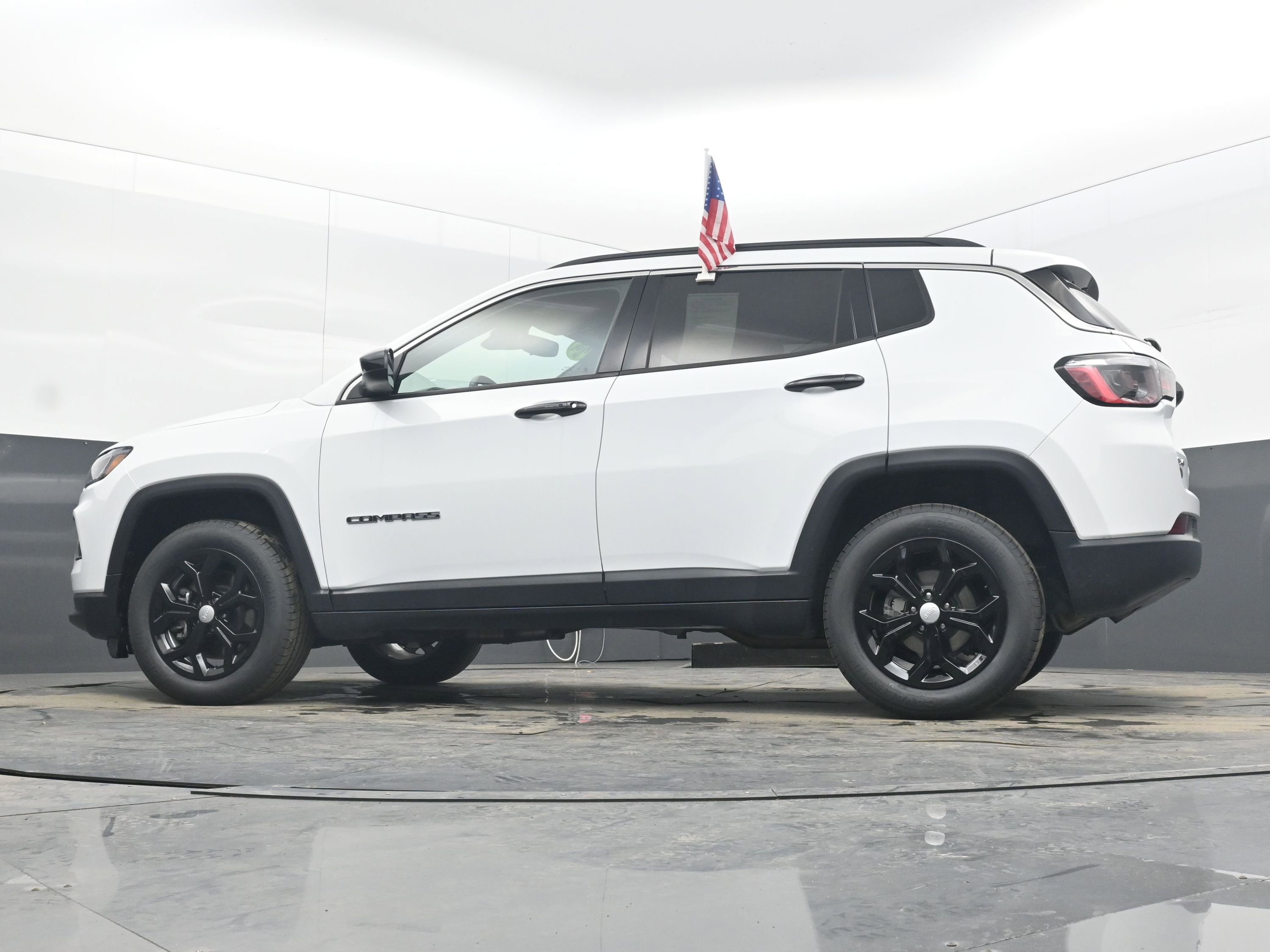 Used 2024 Jeep Compass Latitude image 27
