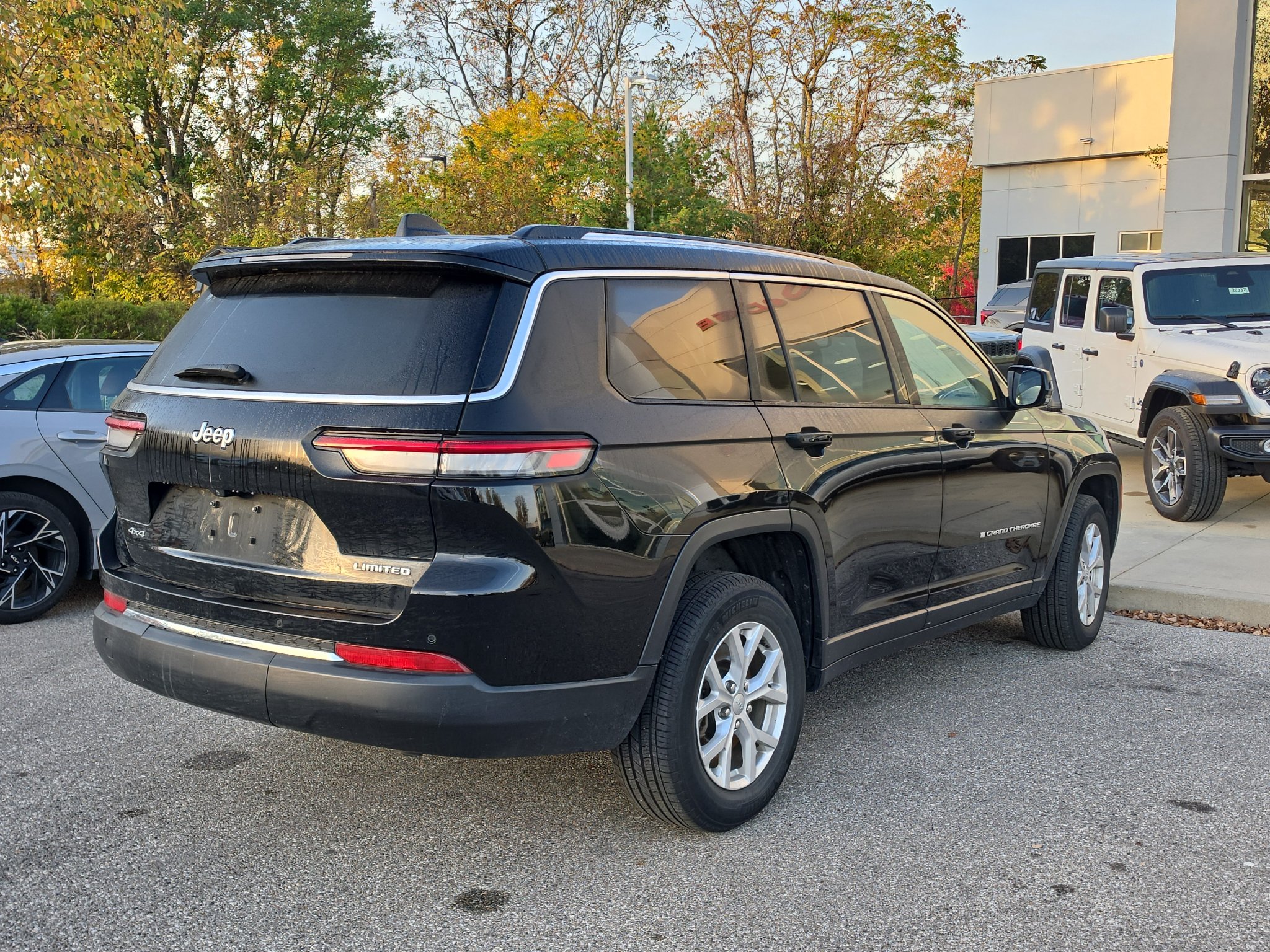 Used 2023 Jeep Grand Cherokee L Limited AWD/4WD image 7