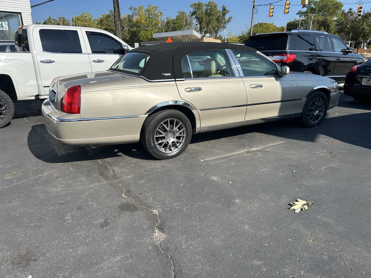 Used 2008 Lincoln Town Car Signature Limited image 2