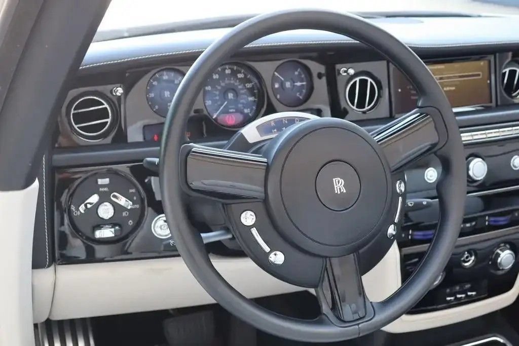 Used 2015 Rolls-Royce Phantom Drophead Coupe RWD image 25