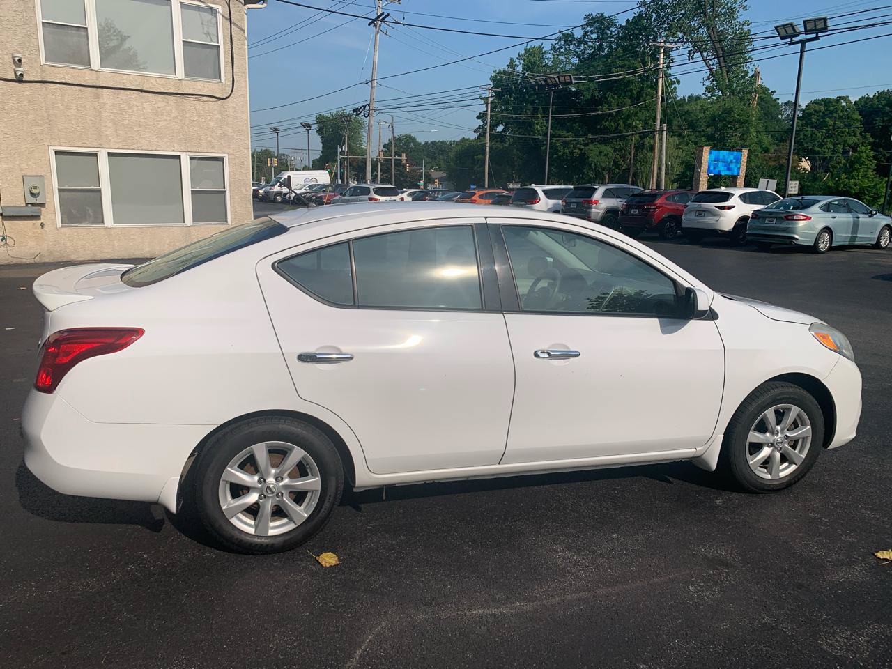 Used 2014 Nissan Versa SV w/ Convenience Package FWD image 5