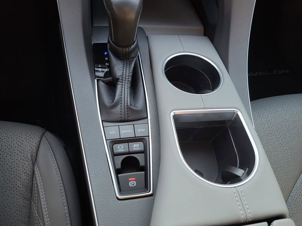 Used 2021 Toyota Avalon Limited image 27