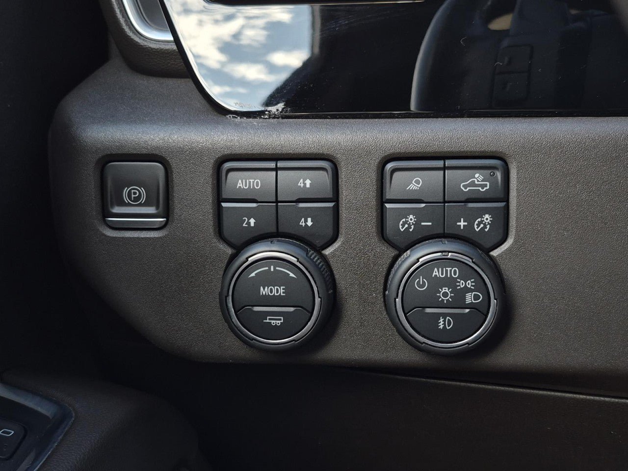 Certified 2023 Chevrolet Silverado 1500 LTZ AWD/4WD image 19