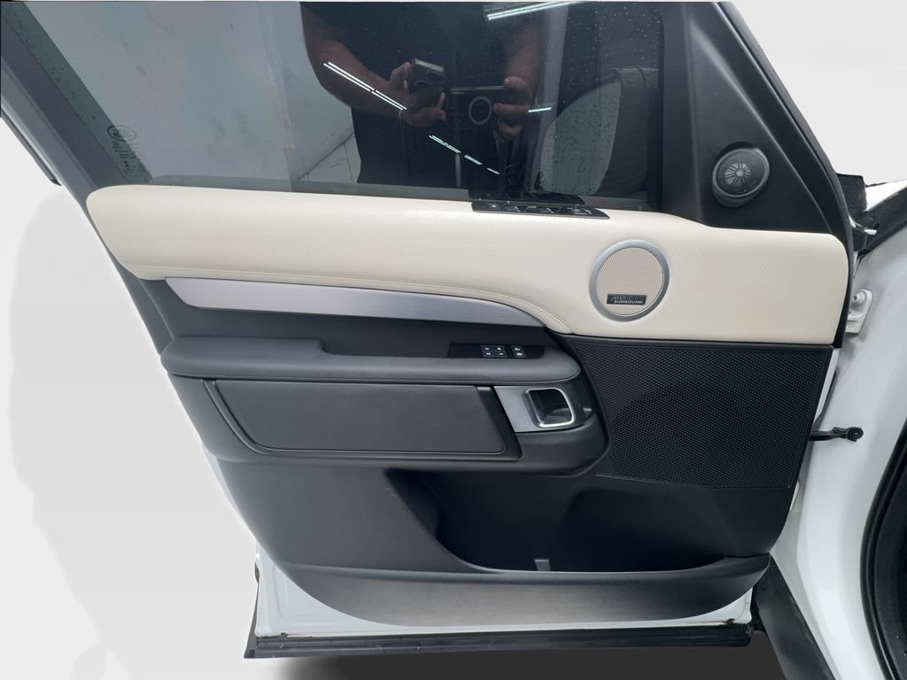 Used 2024 Land Rover Discovery Dynamic SE AWD/4WD image 20