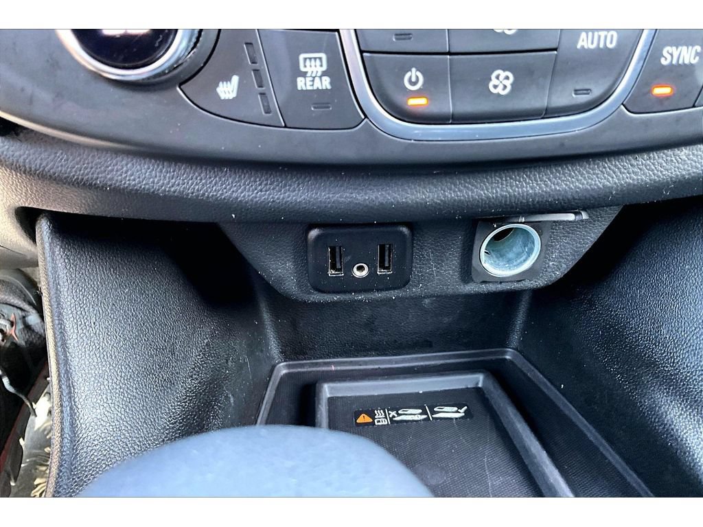 Used 2023 Chevrolet Traverse LT FWD image 16