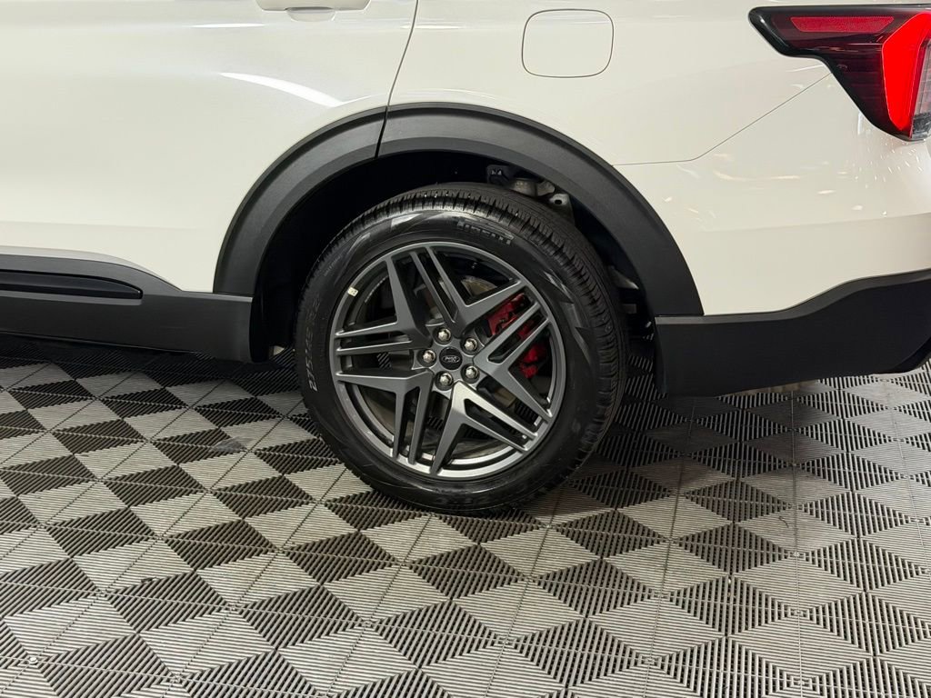 Used 2025 Ford Explorer ST-Line w/ ST-Line Street Pack image 12