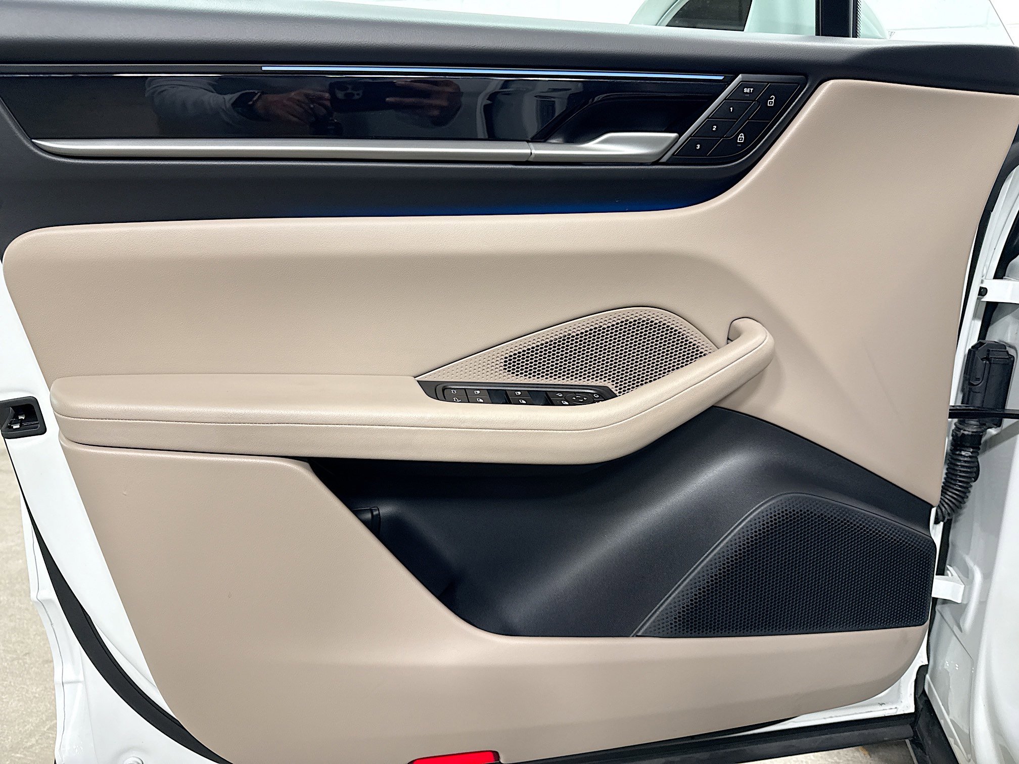 Certified 2025 Porsche Macan 4 Electric image 22