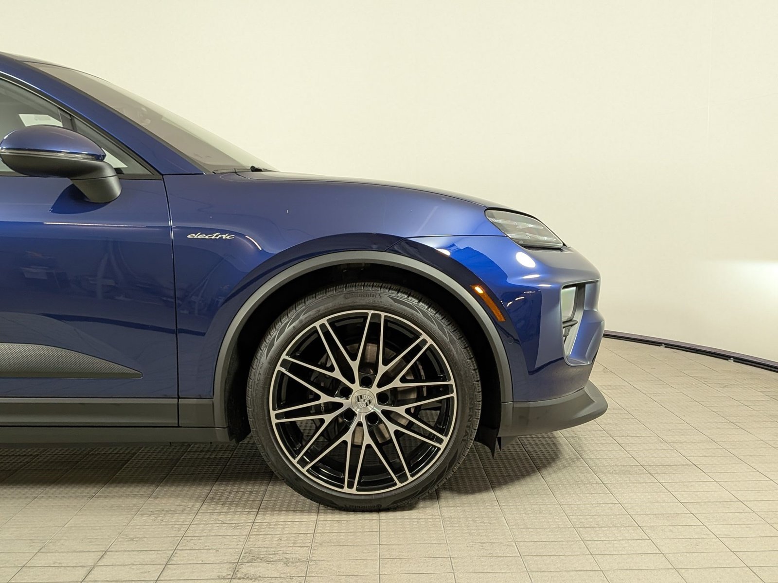Certified 2025 Porsche Macan Electric RWD image 9