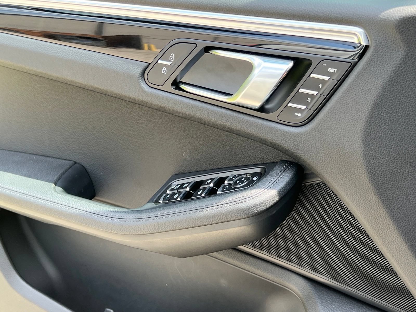 Certified 2025 Porsche Macan AWD/4WD image 31