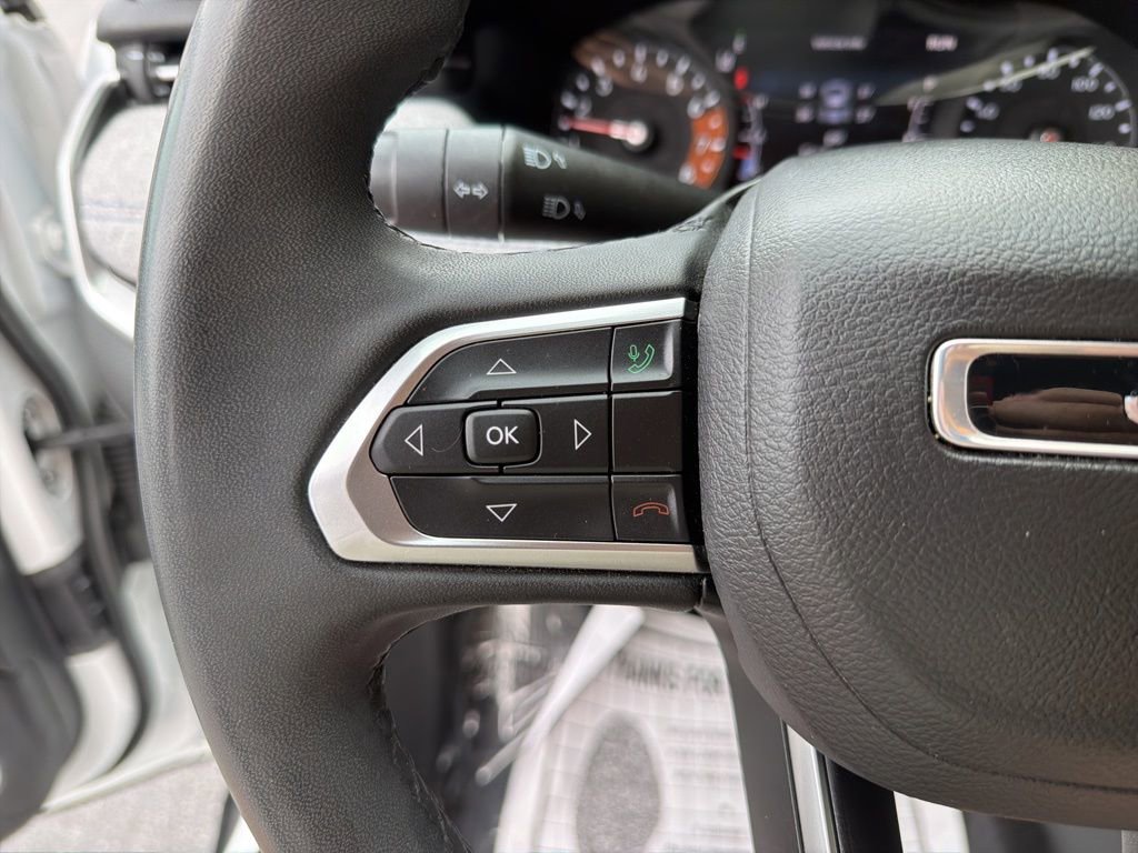 Used 2023 Jeep Compass Latitude image 2