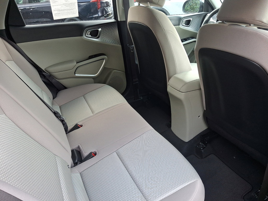 Used 2025 Kia Soul LX w/ LX Technology Package FWD image 17