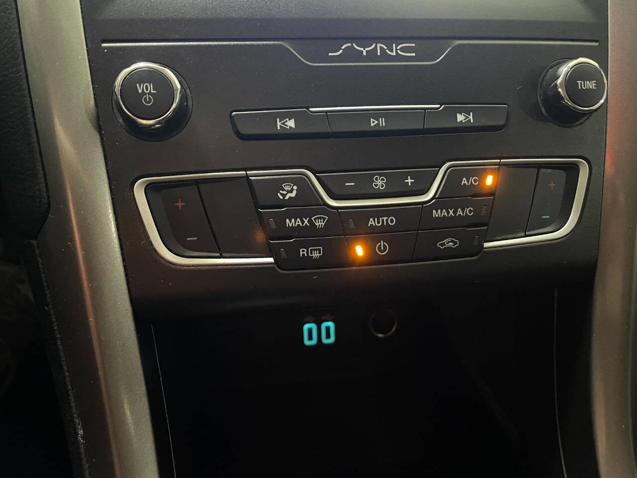 Used 2020 Ford Fusion SE image 34