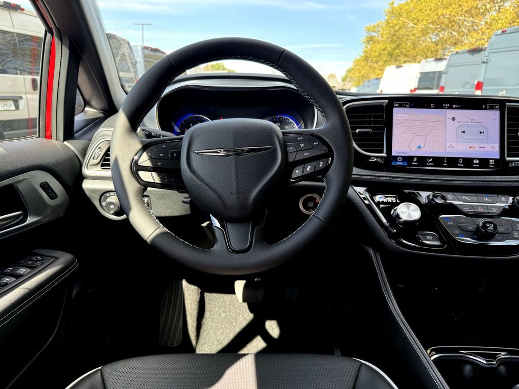 New 2026 Chrysler Pacifica Limited w/ Uconnect Theater Family Group image 23