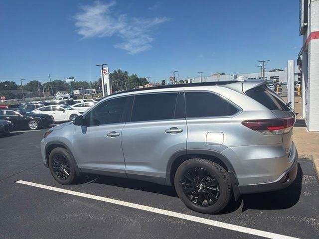 Used 2019 Toyota Highlander SE AWD/4WD image 2