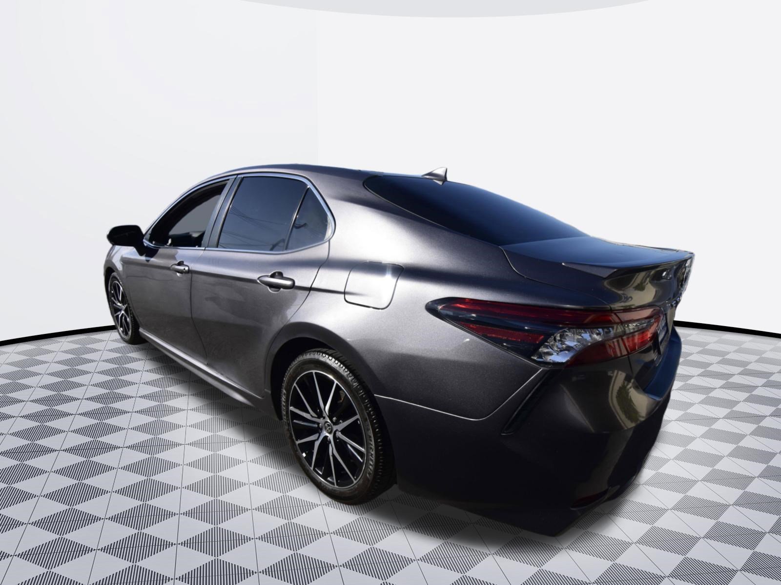 Used 2022 Toyota Camry SE image 6