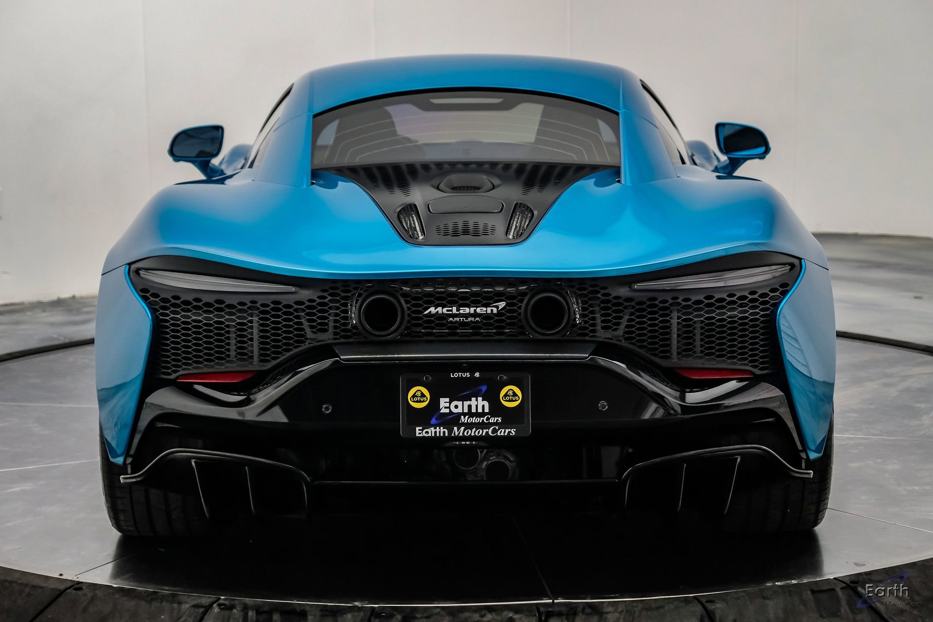 Used 2024 McLaren Artura RWD image 16