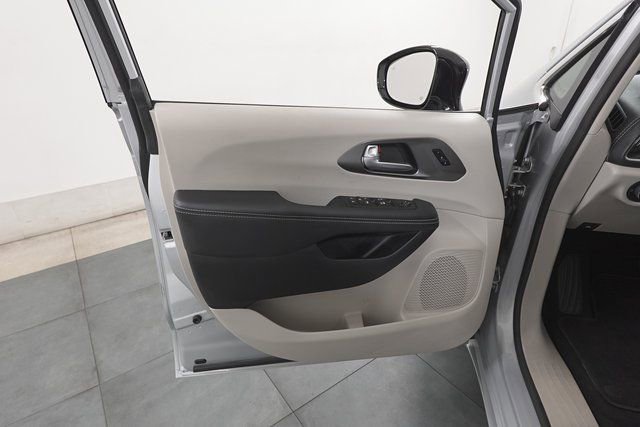 Used 2024 Chrysler Pacifica Touring-L image 7