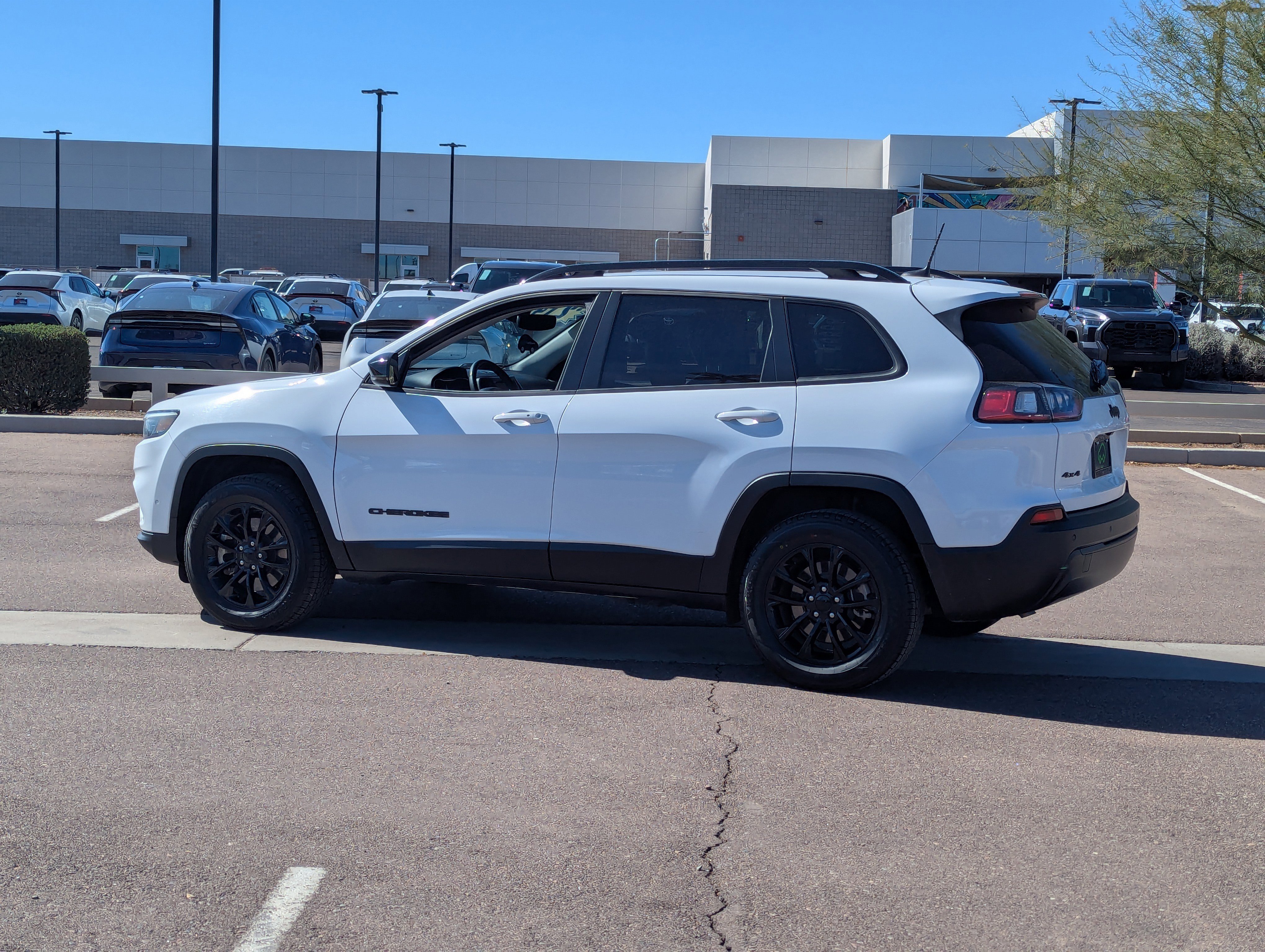 Used 2023 Jeep Cherokee Altitude Lux image 3