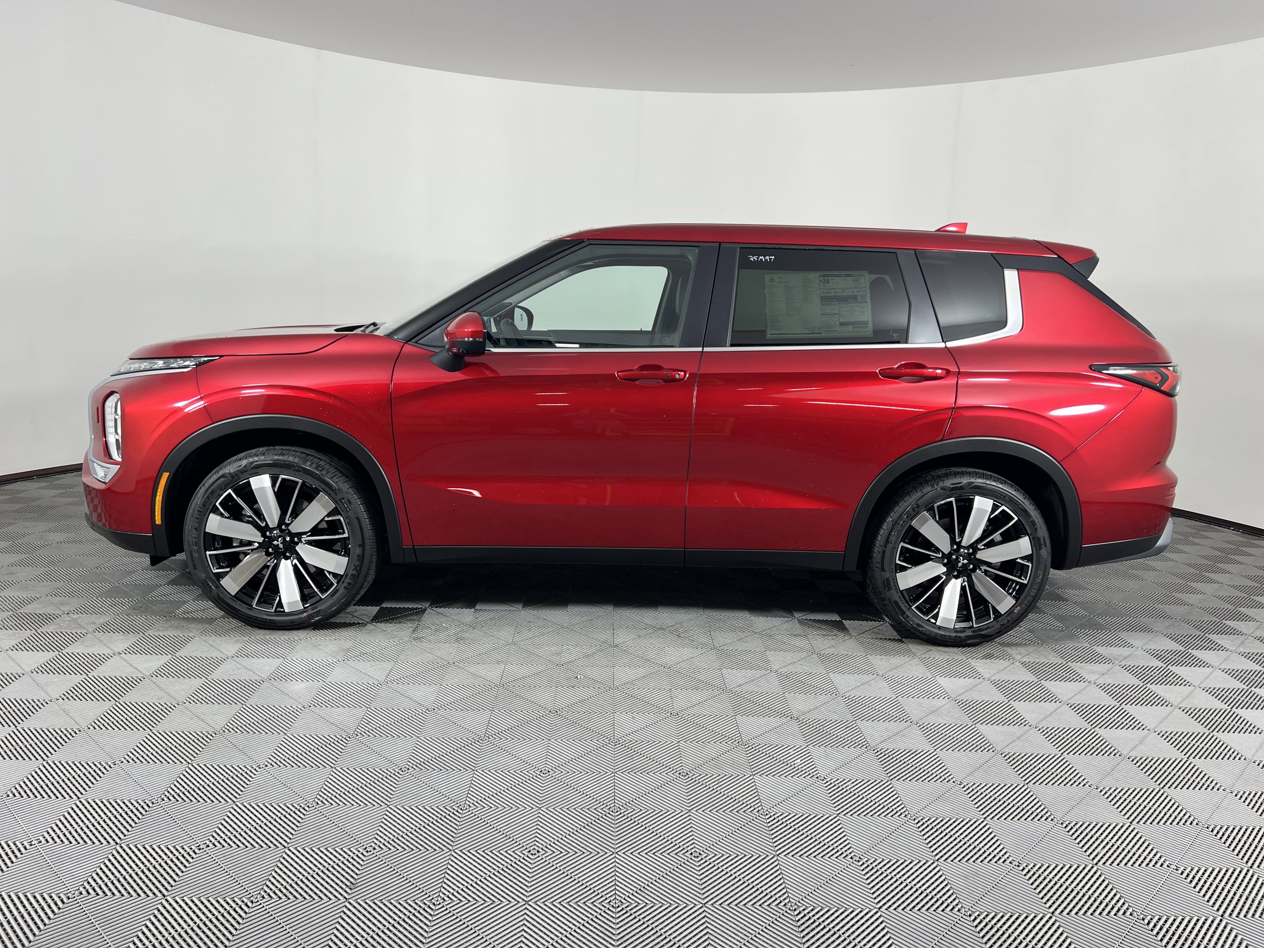 New 2025 Mitsubishi Outlander SE image 3