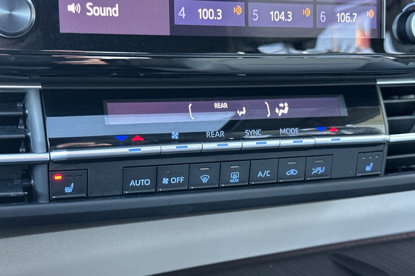 Used 2022 Toyota Sienna XLE image 25