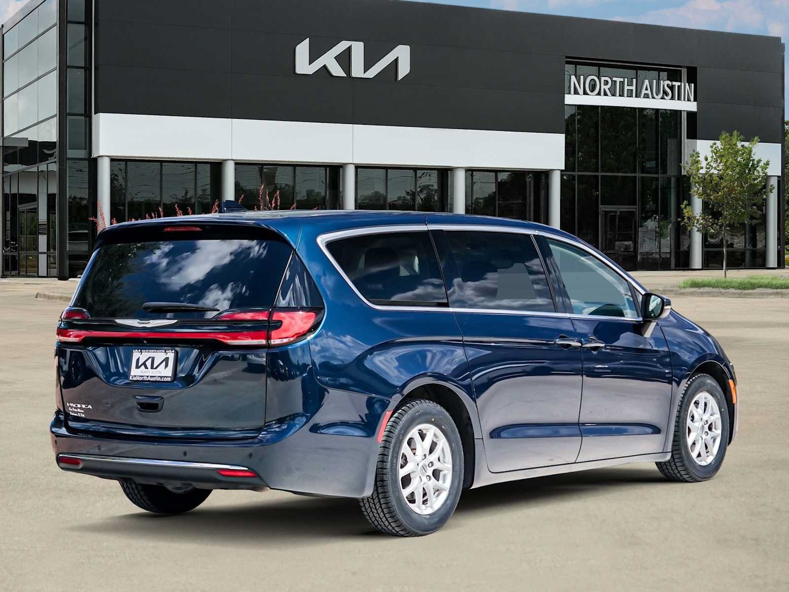 Used 2023 Chrysler Pacifica Touring-L FWD image 5