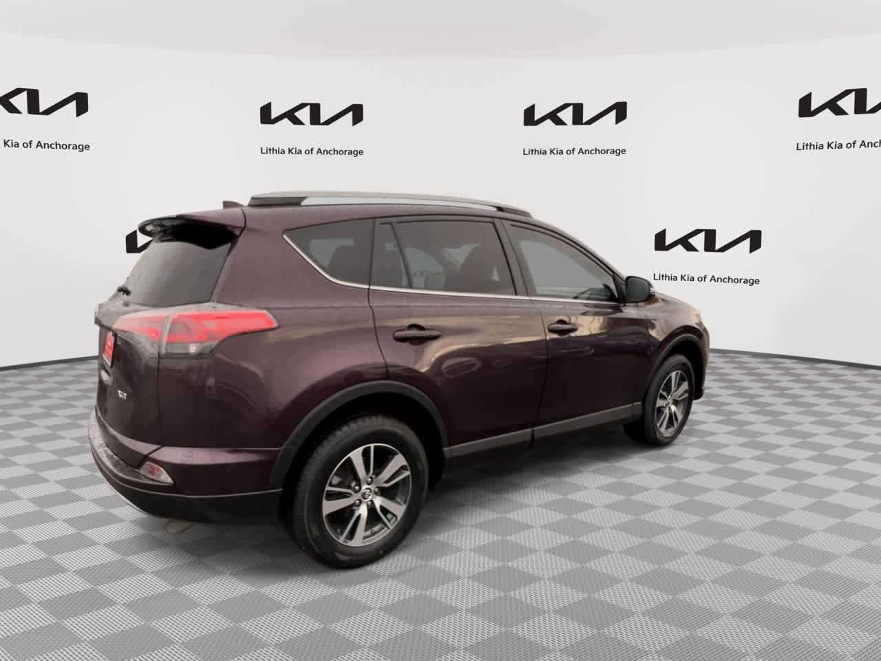 Used 2018 Toyota RAV4 XLE FWD image 9