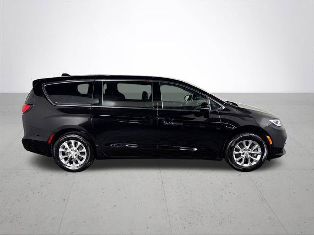 Certified 2025 Chrysler Pacifica Select AWD/4WD image 6