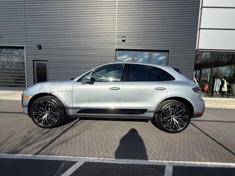 Certified 2025 Porsche Macan Turbo image 2