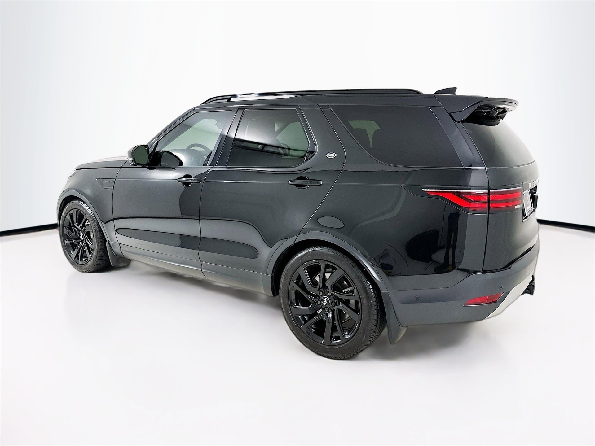 Used 2024 Land Rover Discovery S image 6