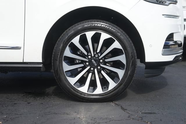 Used 2024 Lincoln Navigator L Reserve AWD/4WD image 4