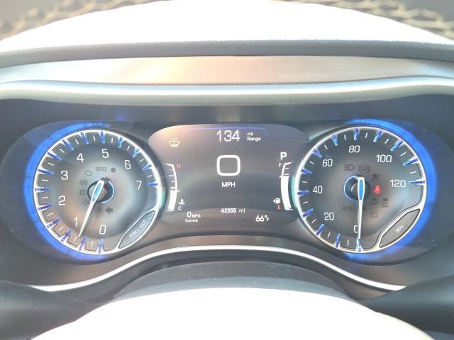 Used 2023 Chrysler Pacifica Touring-L image 45