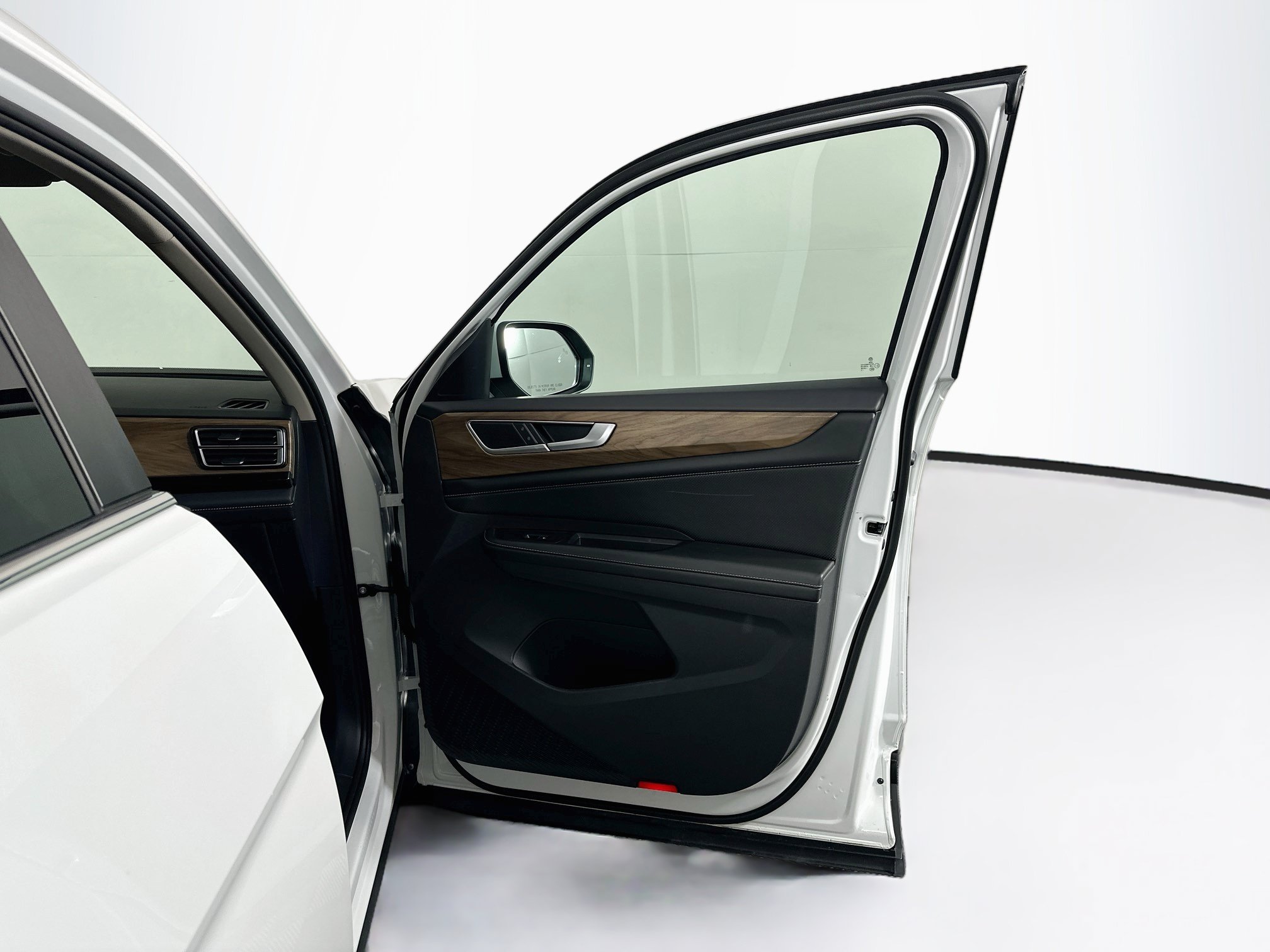 Used 2025 Volkswagen Atlas SE FWD image 33