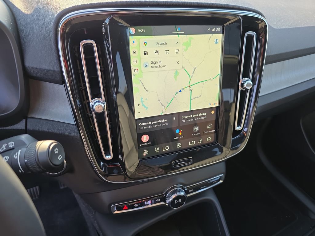 Certified 2025 Volvo XC40 B5 Plus w/ Protection Package Premier image 28