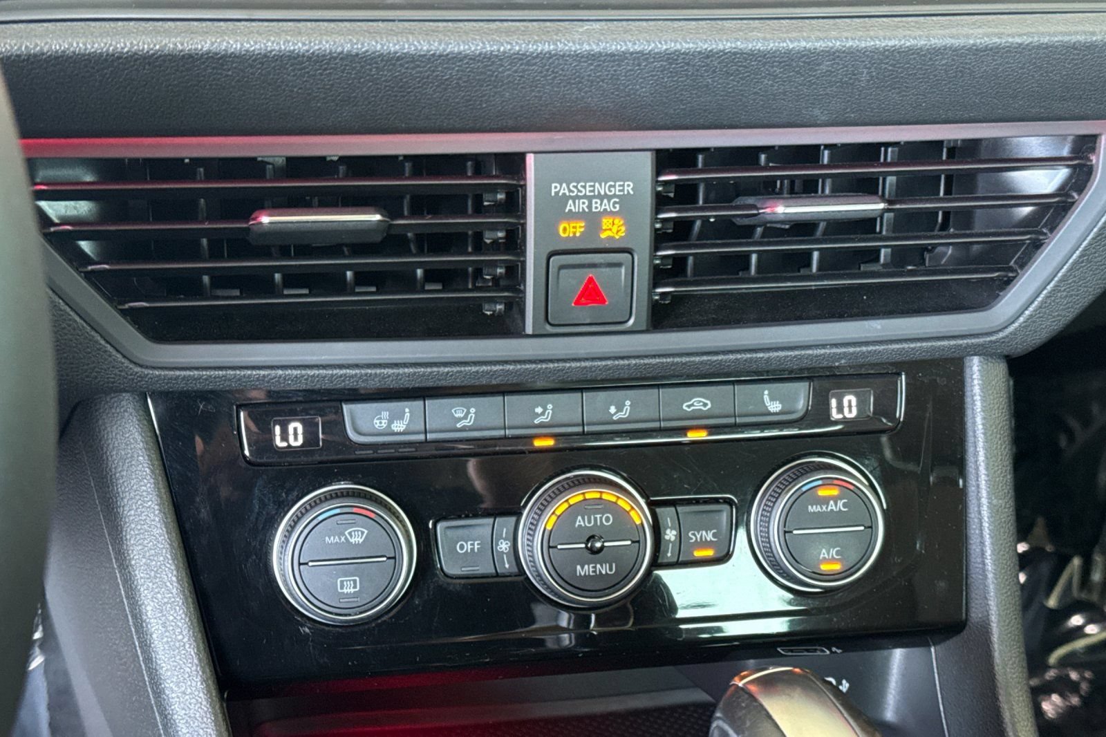 Used 2019 Volkswagen Jetta SEL w/ Cold Weather Package FWD image 19