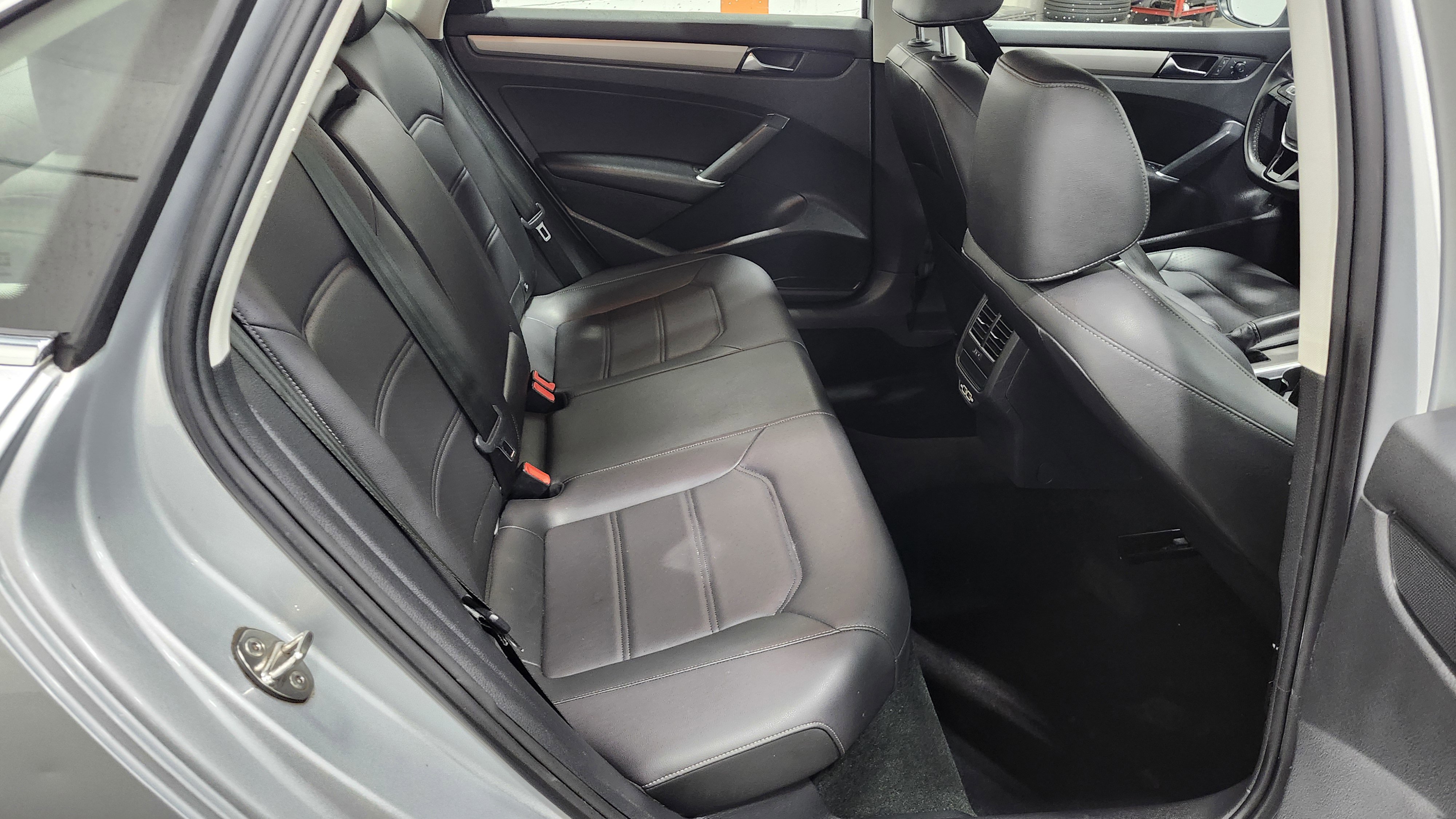 Used 2021 Volkswagen Passat 2.0T SE image 18