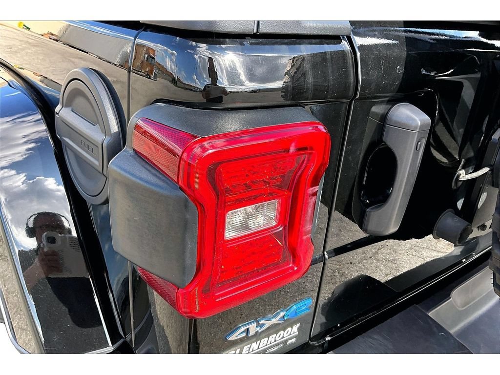 Used 2022 Jeep Wrangler Unlimited Sahara w/ Cold Weather Group AWD/4WD image 37