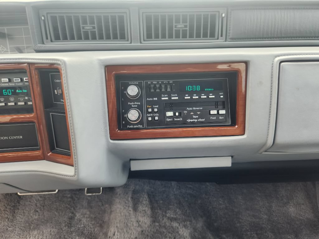 Used 1990 Cadillac Fleetwood Sedan FWD image 15