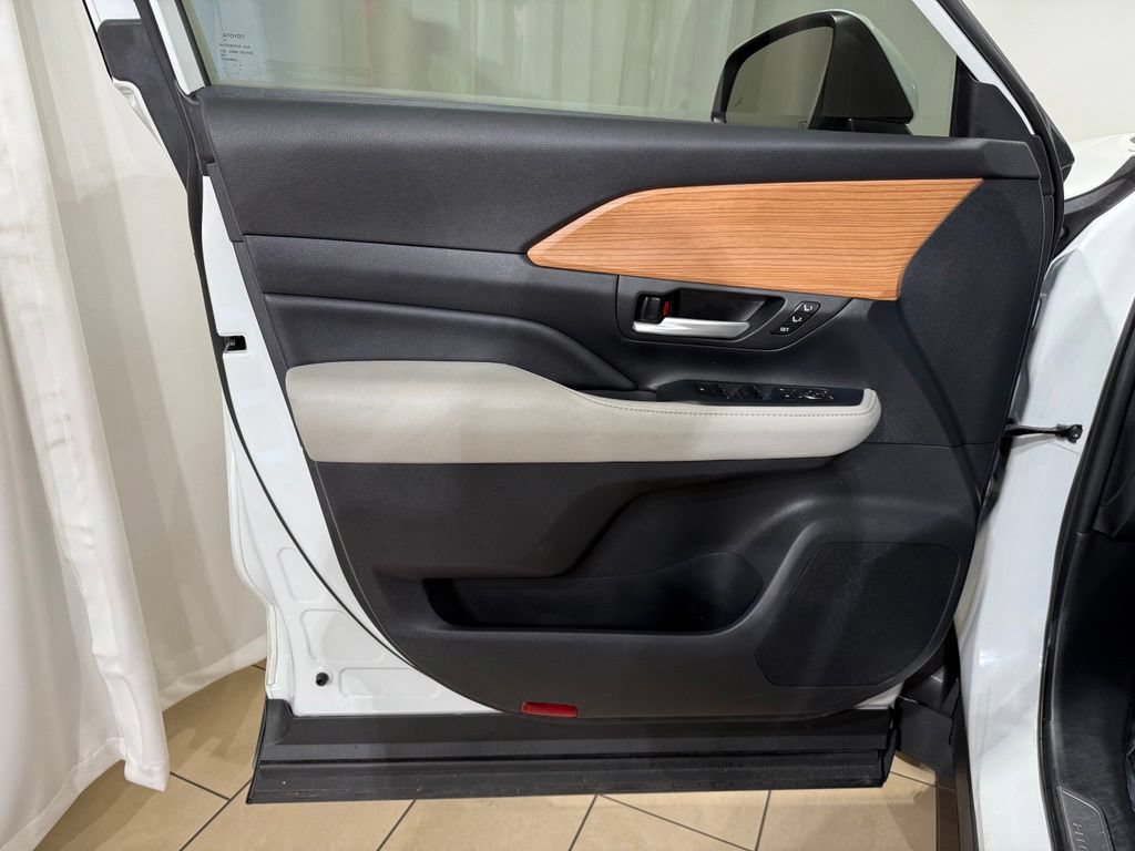 Certified 2024 Toyota Grand Highlander AWD image 15