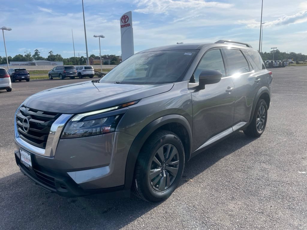 Used 2024 Nissan Pathfinder SV FWD image 3